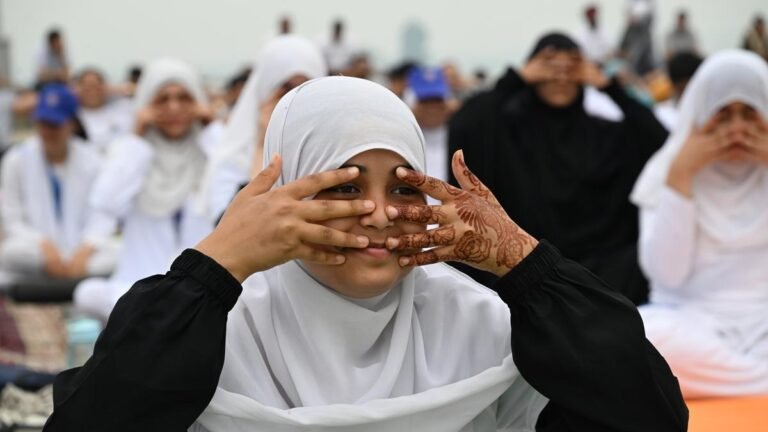 12205_21_6_2025_8_52_0_3_18_INTERNATIONALYOGADAYOBSERVEDINKASHMIR_SGR_21_06_2025.JPG