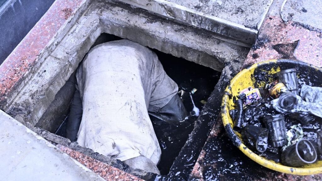 15GNRAO-MANHOLE-01201.JPG