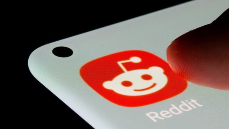 2025-06-03T185418Z_302788496_RC25VEAQVHCU_RTRMADP_3_REDDIT-OUTAGES.JPG