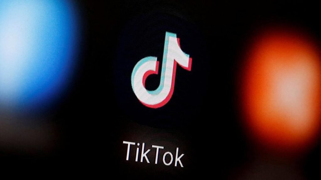 2025-06-17T173729Z_22310055_RC2G4FAF9F9R_RTRMADP_3_USA-TRUMP-TIKTOK.JPG