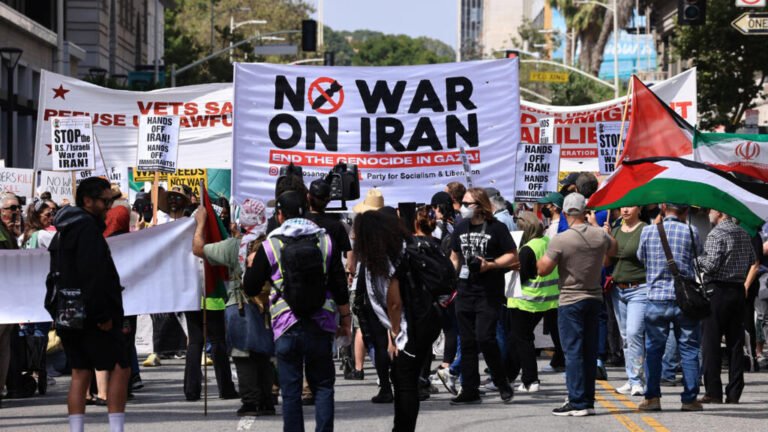 2025-06-21T230223Z-1924070524-RC2B7FA4YX9N-RTRMADP-3-USA-MIGRATION-PROTEST-LOS-ANGELES.jpg