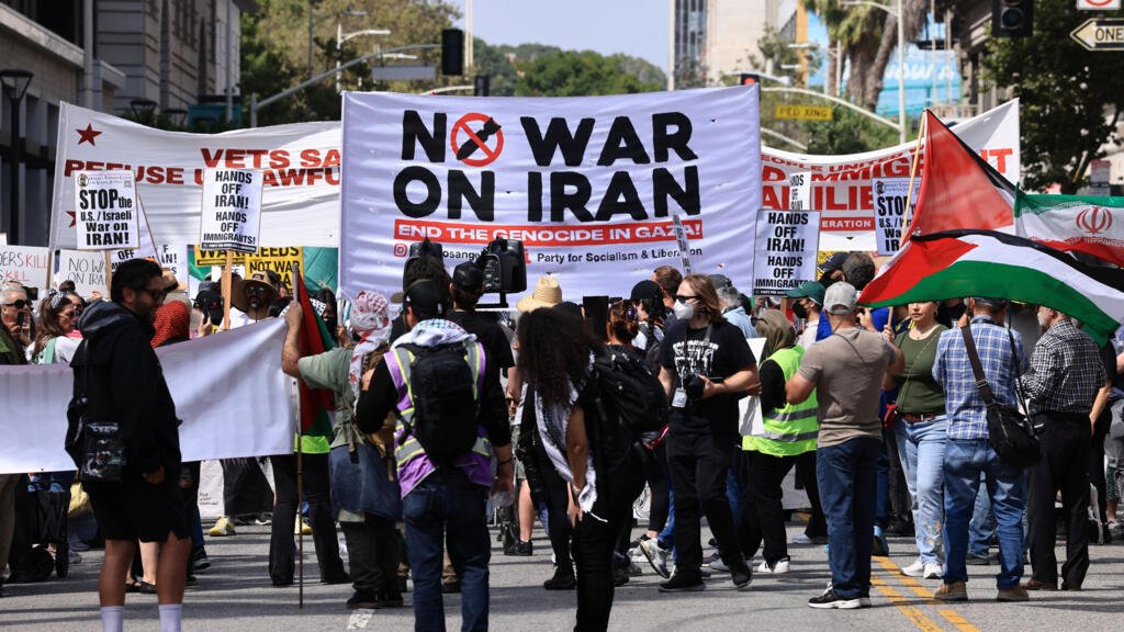 2025-06-21T230223Z-1924070524-RC2B7FA4YX9N-RTRMADP-3-USA-MIGRATION-PROTEST-LOS-ANGELES.jpg