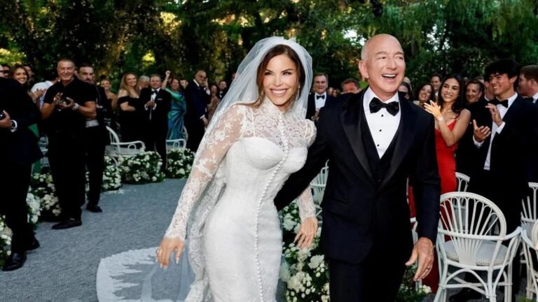 2025-06-28T012512Z_1769898009_RC2DBFA9YWAK_RTRMADP_3_PEOPLE-BEZOS-WEDDING.JPG