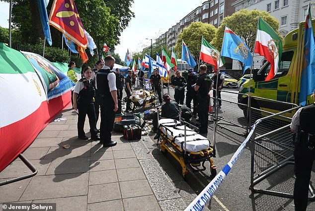 99566413-14835753-Officers_and_paramedics_swooped_on_Princes_Gate_Knightsbridge_sc-a-2_1750577819881.jpeg