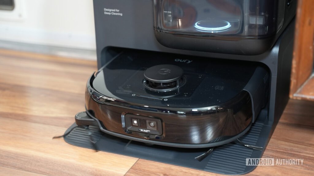 Anker-eufy-Robot-Vacuum-Omni-E28-in-base-right.jpg