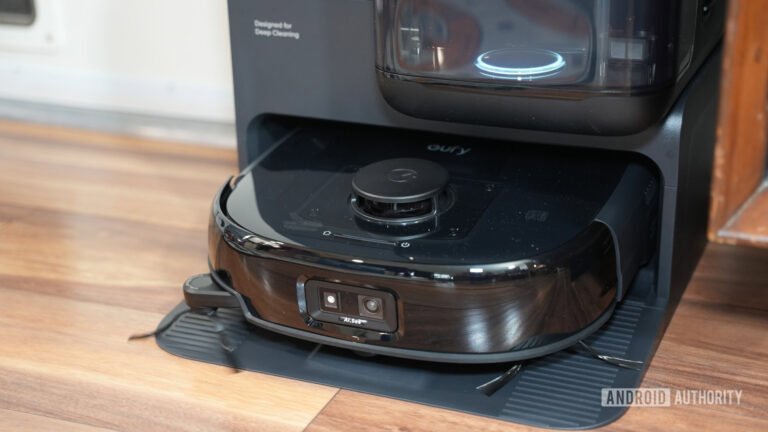 Anker-eufy-Robot-Vacuum-Omni-E28-in-base-right.jpg