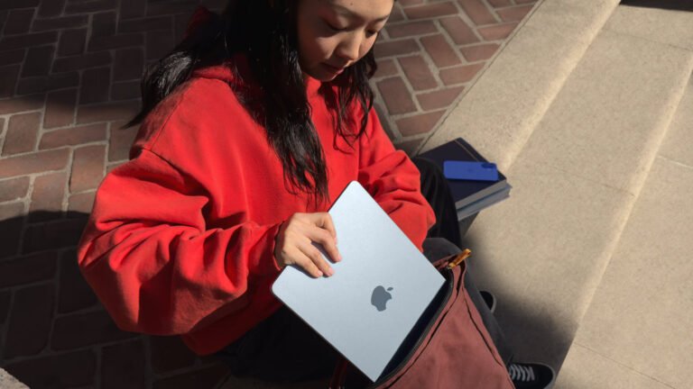 Apple-MacBook-Air-M4-in-bag.jpg