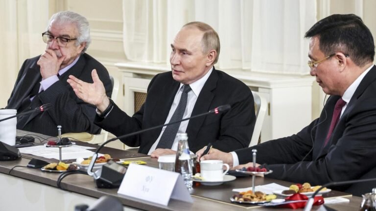 CORRECTION_Russia_Putin_18001.jpg