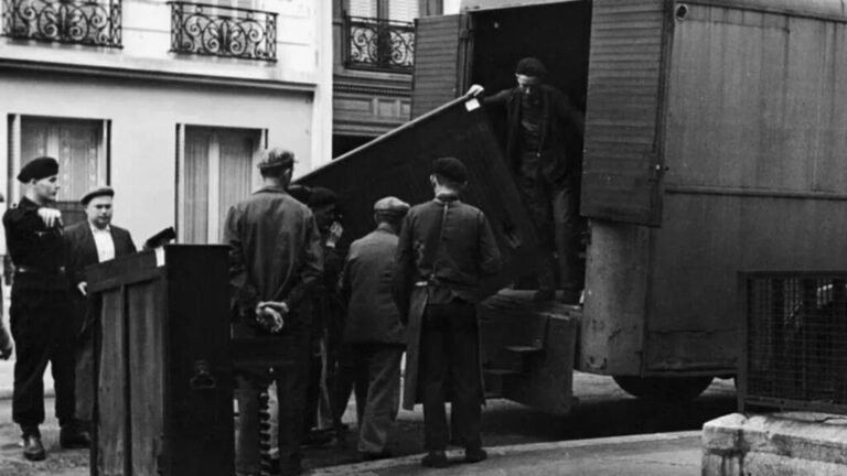 Des20pianos20dC3A9mC3A9nagC3A9s20par20des20internC3A9s20de20Drancy20Bundesarchiv20K.jpeg