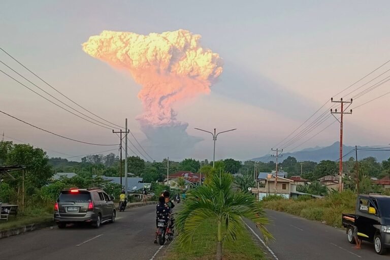 Indonesia_Volcano_36403.jpg