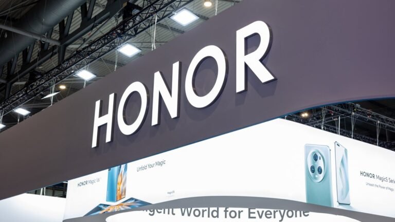 Leaked-images-show-how-thin-Honors-Magic-V5-is-in-real-life.jpg