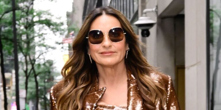 Mariska-Hargitay-Social-7a4188db3f6d46eba1735f047872cae4.jpg
