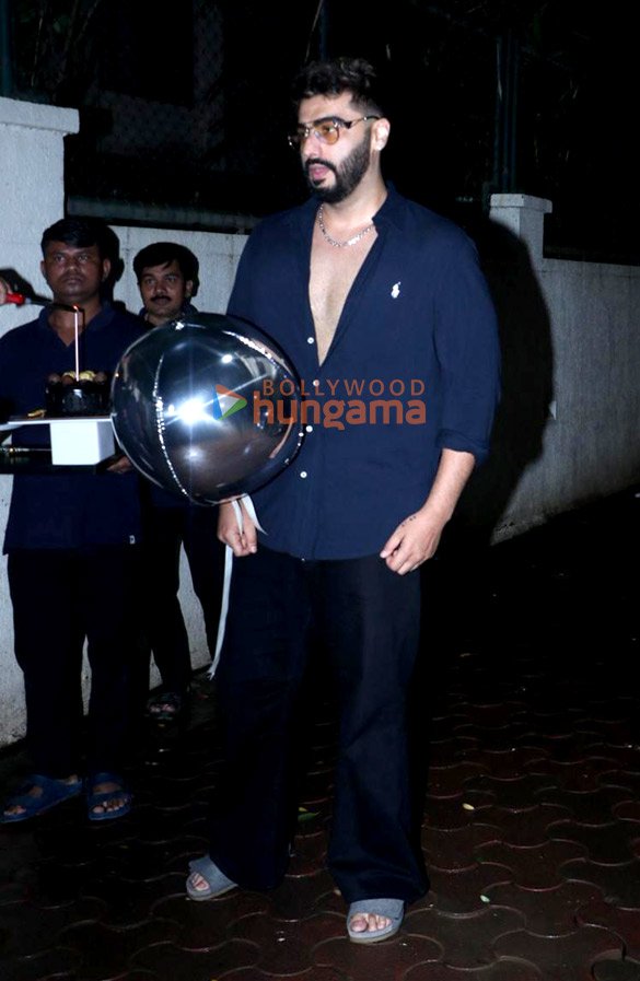 Photos-Arjun-Kapoor-snapped-celebrating-his-birthday-and-cutting-cake-with-the-media-3.jpg