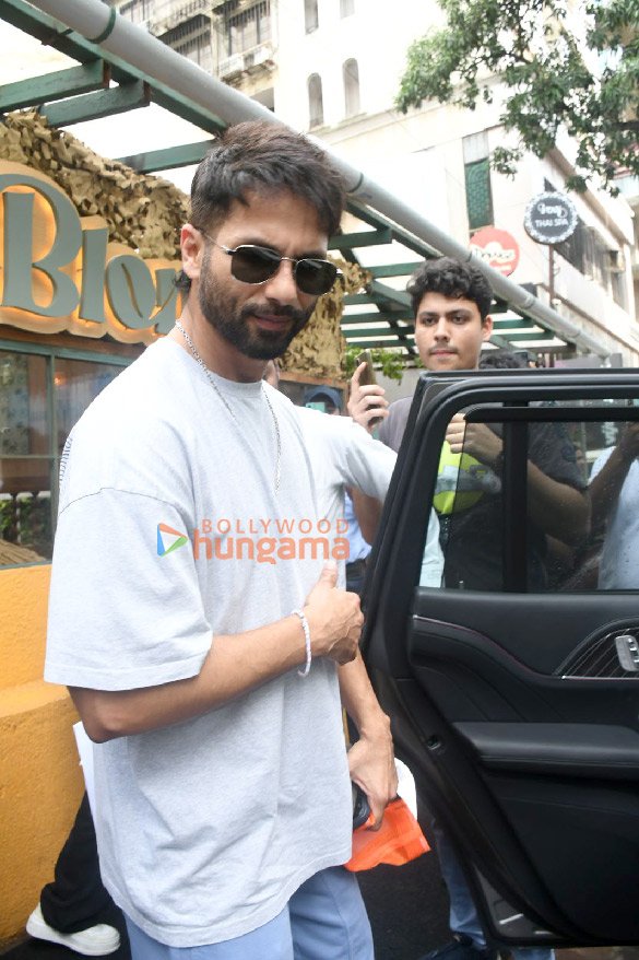Photos-Shahid-Kapoor-spotted-outside-a-restaurant-in-Bandra-1.jpg
