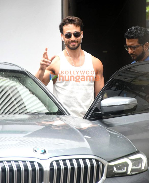 Photos-Tiger-Shroff-spotted-outside-clinic-in-Bandra-4.jpg
