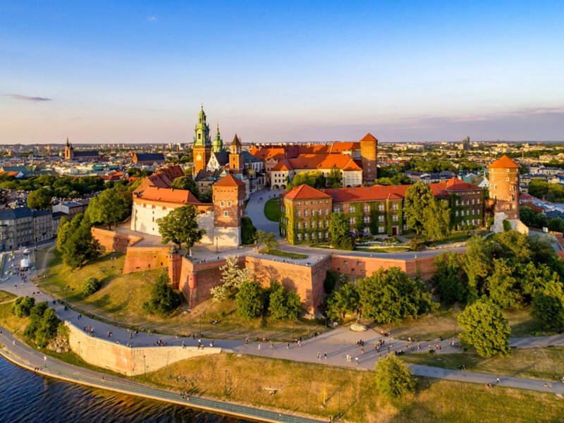Polands-Travel-Tourism-sector-1.jpg