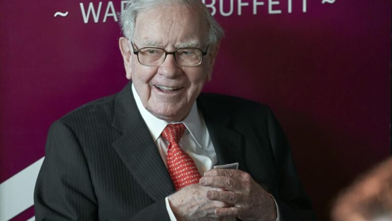 Warren_Buffett_Giving_54453.jpg