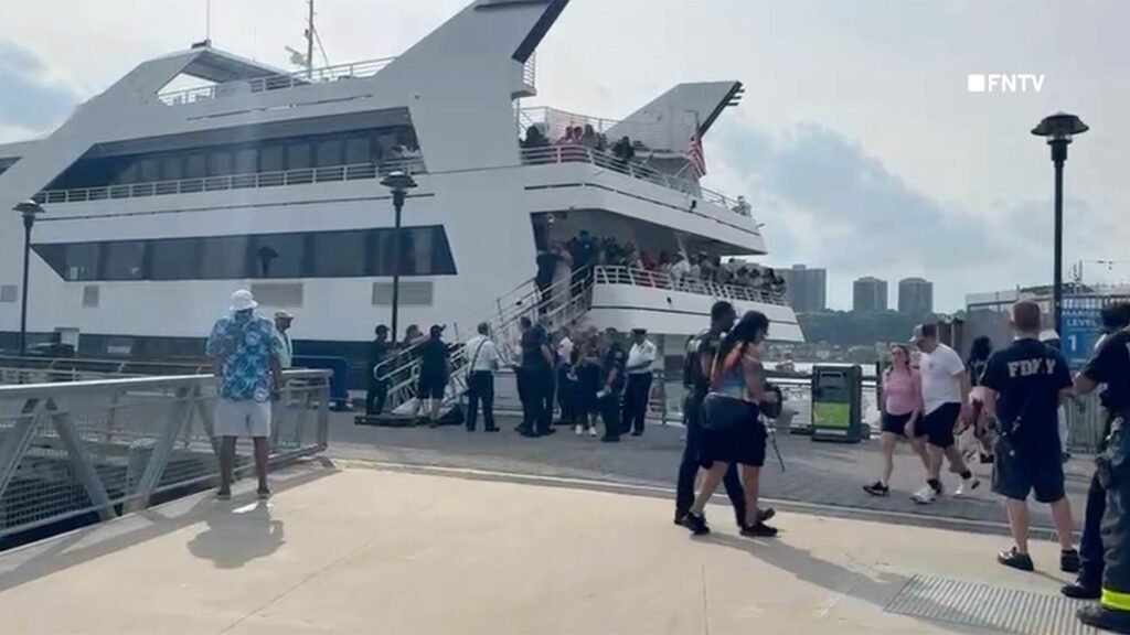mass-casualty-declared-after-boat-crashes-into-dock-in-manhattan-1.jpg