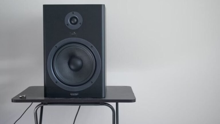 speaker_unsplash_pe_laurent_1750666188939.jpg