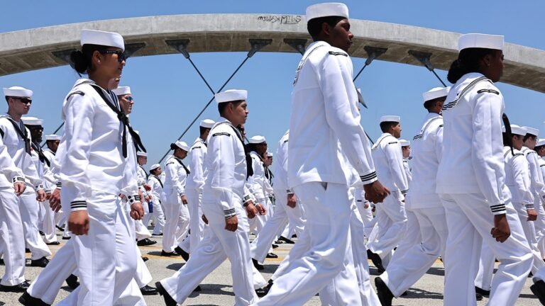 us-navy-sailors-los-angeles.jpg